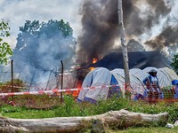 Sekelompok massa menyerang rumah sakit dan membakar tenda isolasi di Kota Rwampara, Kongo, Jumat (22/5/2026). (REUTERS/Gradel Muyisa Mumbere)