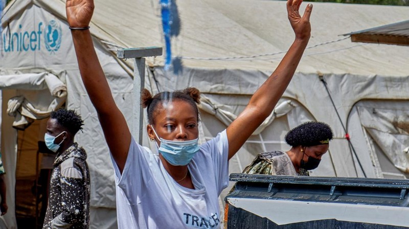Sekelompok massa menyerang rumah sakit dan membakar tenda isolasi di Kota Rwampara, Kongo, Jumat (22/5/2026). Kericuhan ini dipicu masalah pemakaman seorang pasien pria yang meninggal karena penyakit ebola. (REUTERS/Gradel Muyisa Mumbere)