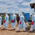 Sekelompok massa menyerang rumah sakit dan membakar tenda isolasi di Kota Rwampara, Kongo, Jumat (22/5/2026). Kericuhan ini dipicu masalah pemakaman seorang pasien pria yang meninggal karena penyakit ebola. (REUTERS/Gradel Muyisa Mumbere)
