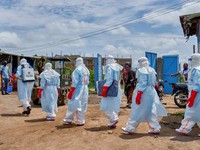Sekelompok massa menyerang rumah sakit dan membakar tenda isolasi di Kota Rwampara, Kongo, Jumat (22/5/2026). Kericuhan ini dipicu masalah pemakaman seorang pasien pria yang meninggal karena penyakit ebola. (REUTERS/Gradel Muyisa Mumbere)