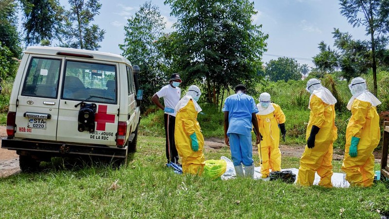 Sekelompok massa menyerang rumah sakit dan membakar tenda isolasi di Kota Rwampara, Kongo, Jumat (22/5/2026). Kericuhan ini dipicu masalah pemakaman seorang pasien pria yang meninggal karena penyakit ebola. (REUTERS/Gradel Muyisa Mumbere)