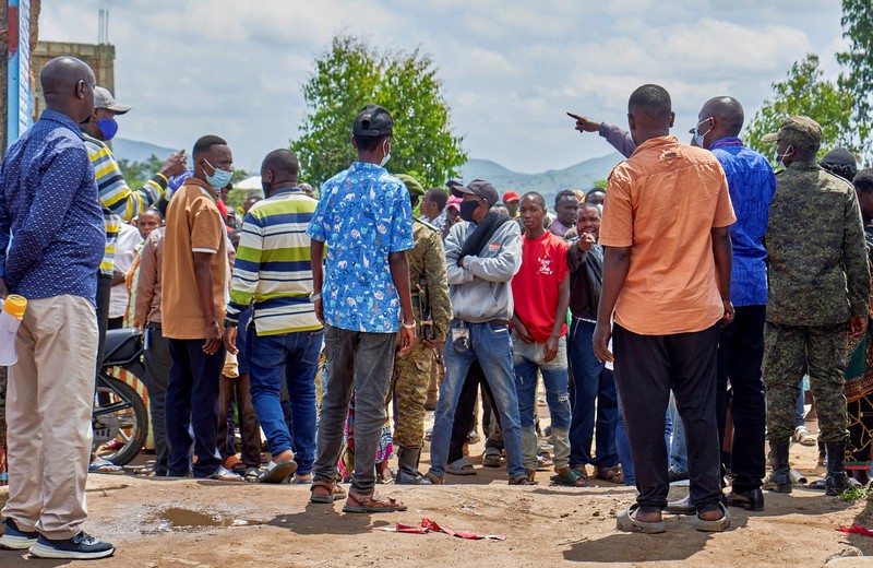 Sekelompok massa menyerang rumah sakit dan membakar tenda isolasi di Kota Rwampara, Kongo, Jumat (22/5/2026). (REUTERS/Gradel Muyisa Mumbere)