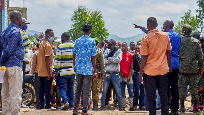 Sekelompok massa menyerang rumah sakit dan membakar tenda isolasi di Kota Rwampara, Kongo, Jumat (22/5/2026). Kericuhan ini dipicu masalah pemakaman seorang pasien pria yang meninggal karena penyakit ebola. (REUTERS/Gradel Muyisa Mumbere)