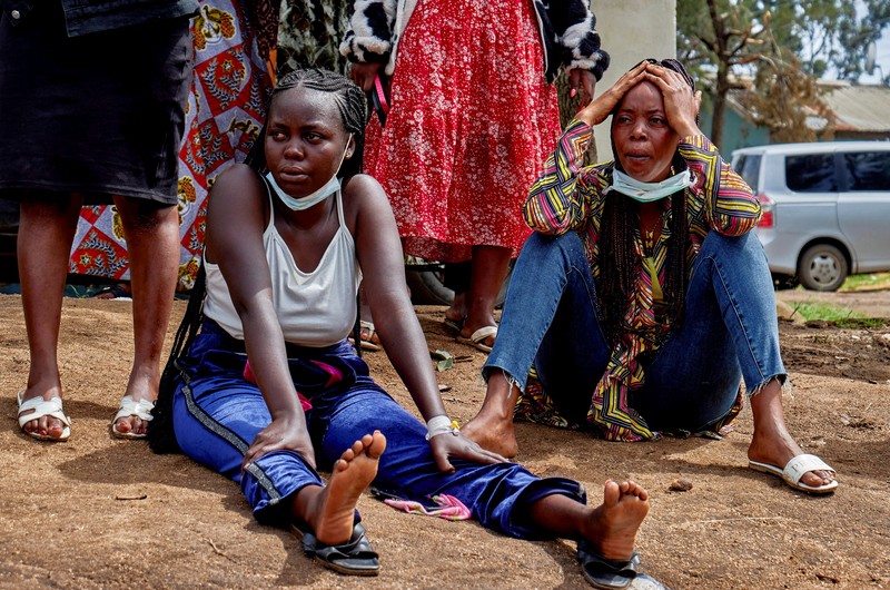 Sekelompok massa menyerang rumah sakit dan membakar tenda isolasi di Kota Rwampara, Kongo, Jumat (22/5/2026). (REUTERS/Gradel Muyisa Mumbere)