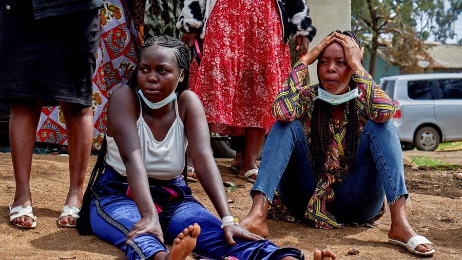 Sekelompok massa menyerang rumah sakit dan membakar tenda isolasi di Kota Rwampara, Kongo, Jumat (22/5/2026). Kericuhan ini dipicu masalah pemakaman seorang pasien pria yang meninggal karena penyakit ebola. (REUTERS/Gradel Muyisa Mumbere)