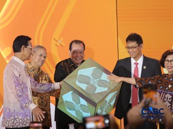 Sesi foto bersama dalam Jogja Financial Festival 2026 di Jogja Expo Center (JEC), Yogyakarta, DIY, Jumat (22/5/2026). (CNBC Indonesia/Muhammad Sabki)
