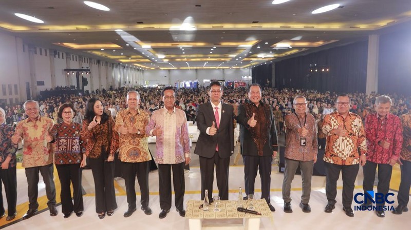 Sesi foto bersama dalam Jogja Financial Festival 2026 di Jogja Expo Center (JEC), Yogyakarta, DIY, Jumat (22/5/2026).