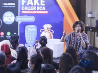 SR Advisor Fraud Banking Investigation PT Bank Central Asia Tbk (BCA) & Ketua Komite Kerja Siber Fraud Perbanas, Wani Sabu saat menyampaikan pemaparan dalam sesi Educational Class di acara Jogja Financial Festival 2026 di Jogja Expo Center (JEC), Yog