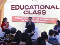Stock Enthusiast, Michael Yeoh saat menyampaikan pemaparan dalam sesi Educational Class di acara Jogja Financial Festival 2026 di Jogja Expo Center (JEC), Yogyakarta, Jawa Tengah, Jumat (22/5/2026). (CNBC Indonesia/Muhammad Sabki)