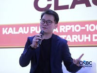 Stock Enthusiast, Michael Yeoh saat menyampaikan pemaparan dalam sesi Educational Class di acara Jogja Financial Festival 2026 di Jogja Expo Center (JEC), Yogyakarta, Jawa Tengah, Jumat (22/5/2026). (CNBC Indonesia/Muhammad Sabki)