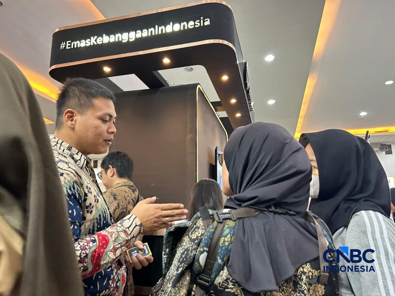 Antusias pengunjung booth ANTAM dalam acara Jogja Financial Festival 2026 di Jogja Expo Center (JEC), Yogyakarta, Jawa Tengah, Jumat (22/5/2026). (CNBC Indonesia/Muhammad Sabki)