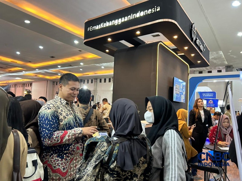 Antusias pengunjung booth ANTAM dalam acara Jogja Financial Festival 2026 di Jogja Expo Center (JEC), Yogyakarta, Jawa Tengah, Jumat (22/5/2026). (CNBC Indonesia/Muhammad Sabki)