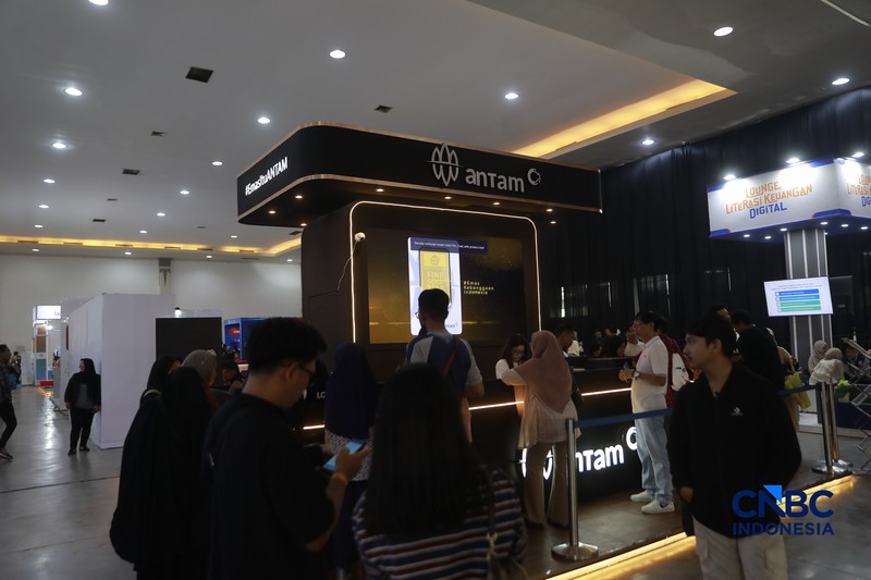 Antusias pengunjung booth ANTAM dalam acara Jogja Financial Festival 2026 di Jogja Expo Center (JEC), Yogyakarta, Jawa Tengah, Jumat (22/5/2026). (CNBC Indonesia/Muhammad Sabki)