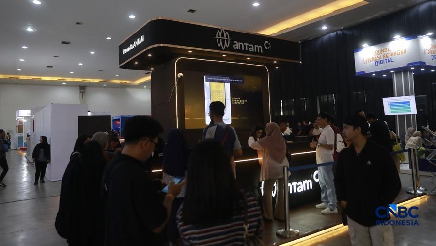 Antusias pengunjung booth ANTAM dalam acara Jogja Financial Festival 2026 di Jogja Expo Center (JEC), Yogyakarta, Jawa Tengah, Jumat (22/5/2026). (CNBC Indonesia/Muhammad Sabki)