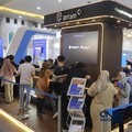 Antusias pengunjung booth ANTAM dalam acara Jogja Financial Festival 2026 di Jogja Expo Center (JEC), Yogyakarta, Jawa Tengah, Jumat (22/5/2026). (CNBC Indonesia/Muhammad Sabki)