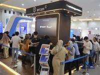 Antusias pengunjung booth ANTAM dalam acara Jogja Financial Festival 2026 di Jogja Expo Center (JEC), Yogyakarta, Jawa Tengah, Jumat (22/5/2026). (CNBC Indonesia/Muhammad Sabki)