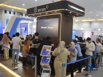 Antusias pengunjung booth ANTAM dalam acara Jogja Financial Festival 2026 di Jogja Expo Center (JEC), Yogyakarta, Jawa Tengah, Jumat (22/5/2026). (CNBC Indonesia/Muhammad Sabki)