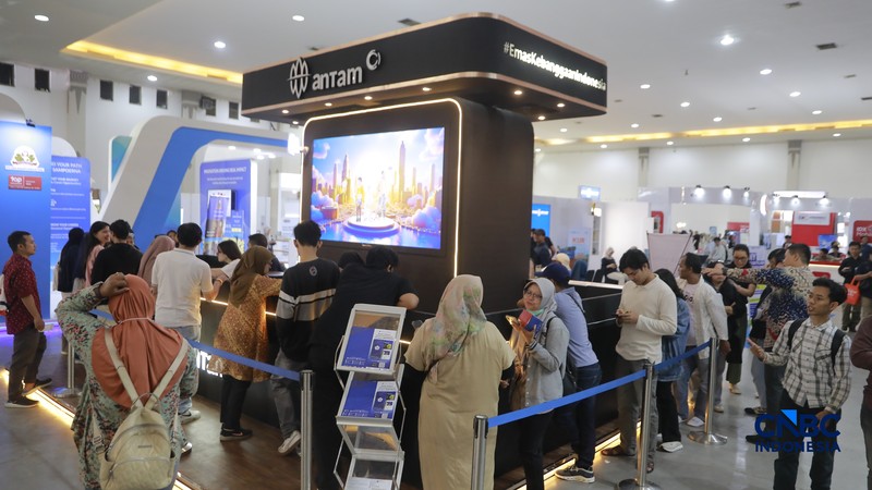 Antusias pengunjung booth ANTAM dalam acara Jogja Financial Festival 2026 di Jogja Expo Center (JEC), Yogyakarta, Jawa Tengah, Jumat (22/5/2026). (CNBC Indonesia/Muhammad Sabki)