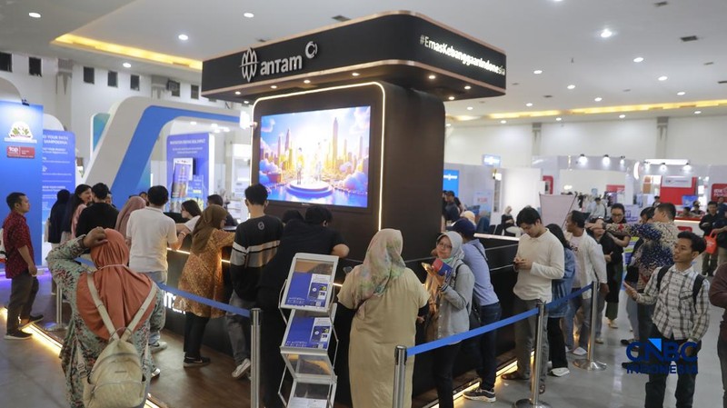Antusias pengunjung booth ANTAM dalam acara Jogja Financial Festival 2026 di Jogja Expo Center (JEC), Yogyakarta, Jawa Tengah, Jumat (22/5/2026). (CNBC Indonesia/Muhammad Sabki)