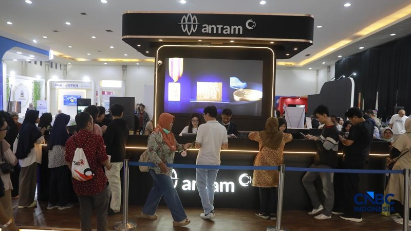 Antusias pengunjung booth ANTAM dalam acara Jogja Financial Festival 2026 di Jogja Expo Center (JEC), Yogyakarta, Jawa Tengah, Jumat (22/5/2026). (CNBC Indonesia/Muhammad Sabki)