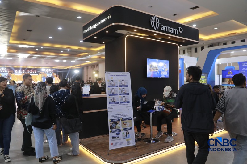 Antusias pengunjung booth ANTAM dalam acara Jogja Financial Festival 2026 di Jogja Expo Center (JEC), Yogyakarta, Jawa Tengah, Jumat (22/5/2026). (CNBC Indonesia/Muhammad Sabki)