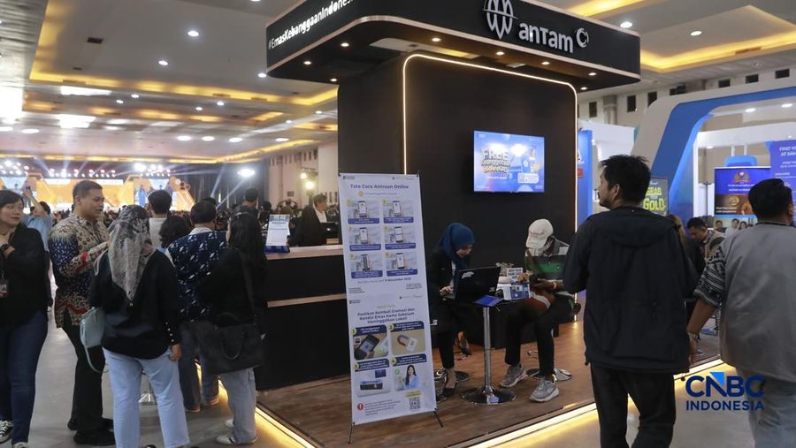 Antusias pengunjung booth ANTAM dalam acara Jogja Financial Festival 2026 di Jogja Expo Center (JEC), Yogyakarta, Jawa Tengah, Jumat (22/5/2026). (CNBC Indonesia/Muhammad Sabki)