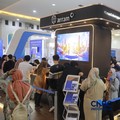 Antusias pengunjung booth ANTAM dalam acara Jogja Financial Festival 2026 di Jogja Expo Center (JEC), Yogyakarta, Jawa Tengah, Jumat (22/5/2026). (CNBC Indonesia/Muhammad Sabki)