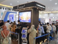 Antusias pengunjung booth ANTAM dalam acara Jogja Financial Festival 2026 di Jogja Expo Center (JEC), Yogyakarta, Jawa Tengah, Jumat (22/5/2026). (CNBC Indonesia/Muhammad Sabki)