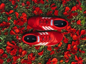 Ballerina Sneakers a la Bad Bunny, Warna Merah Menyala bak Bunga Flamboyan