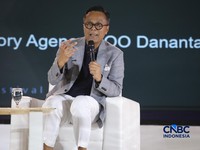 COO Danantara Dony Oskaria menyampaikan pemaparan dalam Jogja Financial Festival 2026 di Jogja Expo Center (JEC), Yogyakarta, DIY, Sabtu (23/5/2026). (CNBC Indonesia/Faisal Rahman)