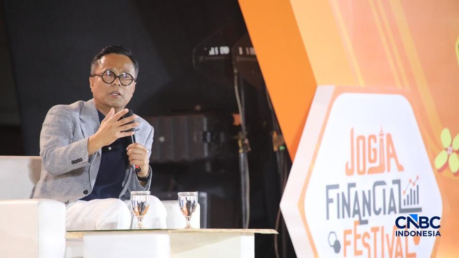 COO Danantara Dony Oskaria menyampaikan pemaparan dalam Jogja Financial Festival 2026 di Jogja Expo Center (JEC), Yogyakarta, DIY, Sabtu (23/5/2026). (CNBC Indonesia/Faisal Rahman)