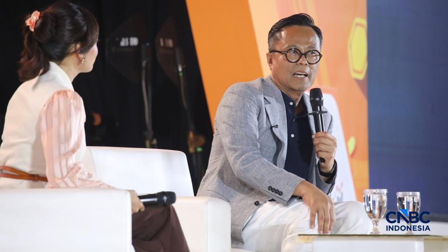 COO Danantara Dony Oskaria menyampaikan pemaparan dalam Jogja Financial Festival 2026 di Jogja Expo Center (JEC), Yogyakarta, DIY, Sabtu (23/5/2026). (CNBC Indonesia/Faisal Rahman)