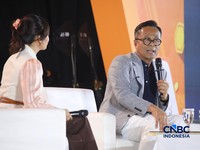 COO Danantara Dony Oskaria menyampaikan pemaparan dalam Jogja Financial Festival 2026 di Jogja Expo Center (JEC), Yogyakarta, DIY, Sabtu (23/5/2026). (CNBC Indonesia/Faisal Rahman)