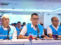 Direktur Utama PLN, Darmawan Prasodjo (tengah) didampingi jajaran direksi PLN saat konferensi pers di Kantor Pusat PLN, Sabtu (23/5) mengatakan seluruh petugas dan tim teknis PLN terus bekerja all out selama 24 jam di lapangan agar pasokan listrik ke