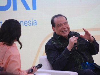 Founder & Chairman CT Corp, Chairul Tanjung saat menyampaikan pemaparan dalam sesi Educational Class di acara Jogja Financial Festival 2026 di Jogja Expo Center (JEC), Yogyakarta, DIY, Sabtu (23/5/2026). (CNBC Indonesia/Faisal Rahman)