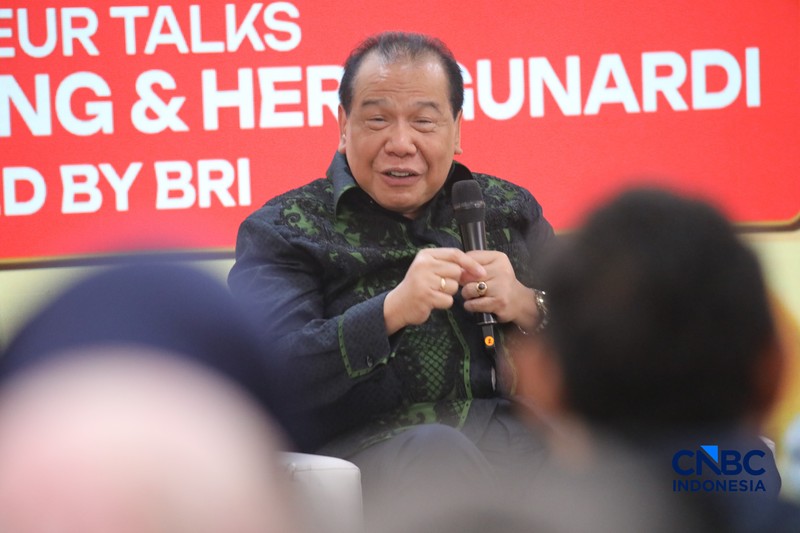 Founder &amp; Chairman CT Corp, Chairul Tanjung saat menyampaikan pemaparan dalam sesi Educational Class di acara Jogja Financial Festival 2026 di Jogja Expo Center (JEC), Yogyakarta, DIY, Sabtu (23/5/2026). (CNBC Indonesia/Faisal Rahman)