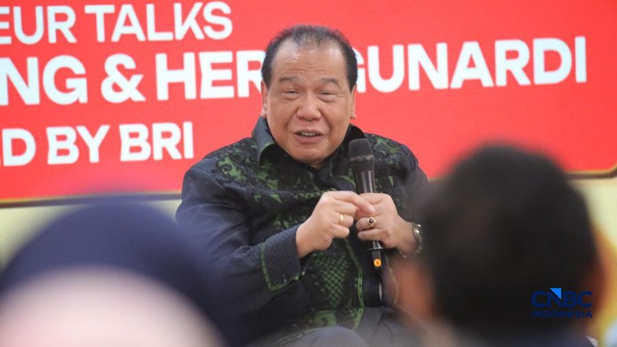 Founder & Chairman CT Corp, Chairul Tanjung saat menyampaikan pemaparan dalam sesi Educational Class di acara Jogja Financial Festival 2026 di Jogja Expo Center (JEC), Yogyakarta, DIY, Sabtu (23/5/2026). (CNBC Indonesia/Faisal Rahman)