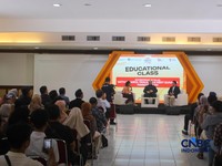 Founder & Chairman CT Corp, Chairul Tanjung saat menyampaikan pemaparan dalam sesi Educational Class di acara Jogja Financial Festival 2026 di Jogja Expo Center (JEC), Yogyakarta, DIY, Sabtu (23/5/2026). (CNBC Indonesia/Faisal Rahman)