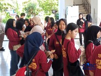 Jogja Financial Festival 2026 hari kedua di Jogja Expo Centre (JEC), Bantul menghadirkan pembicara inspiratif, sehingga diserbu oleh para pelajar dan peserta umum. (CNBC Indoneisa/Robertus Andrianto Serin)