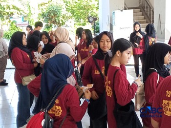 Jogja Financial Festival 2026 hari kedua di Jogja Expo Centre (JEC), Bantul menghadirkan pembicara inspiratif, sehingga diserbu oleh para pelajar dan peserta umum. (CNBC Indoneisa/Robertus Andrianto Serin)