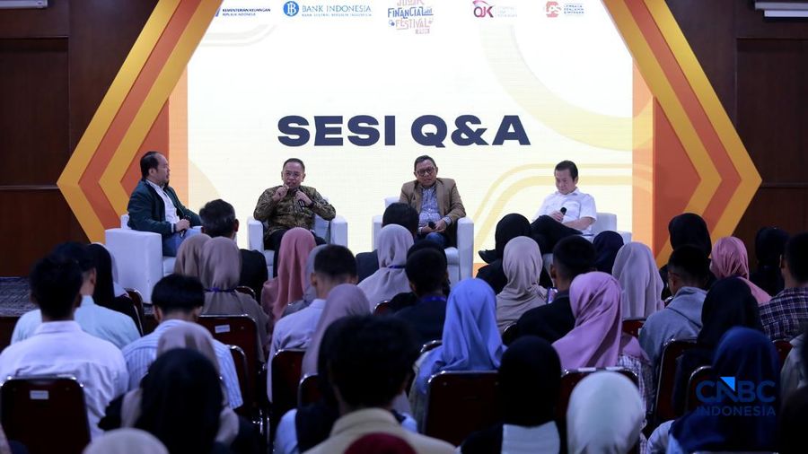 Kepala Departemen Pengawasan Asuransi Dan Jasa Penunjang - Otoritas Jasa Keuangan (Ojk), Sumarjono saat menyampaikan pemaparan dalam sesi Educational Class di acara Jogja Financial Festival 2026 di Jogja Expo Center (JEC), Yogyakarta, DIY, Sabtu (23/