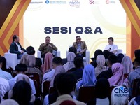 Kepala Departemen Pengawasan Asuransi Dan Jasa Penunjang - Otoritas Jasa Keuangan (Ojk), Sumarjono saat menyampaikan pemaparan dalam sesi Educational Class di acara Jogja Financial Festival 2026 di Jogja Expo Center (JEC), Yogyakarta, DIY, Sabtu (23/