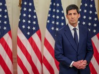 Ketua Federal Reserve yang baru, Kevin Warsh, menyampaikan pidato pada hari upacara pelantikannya, di Ruang Timur Gedung Putih di Washington, D.C., AS, 22 Mei 2026. (REUTERS/Evelyn Hockstein)