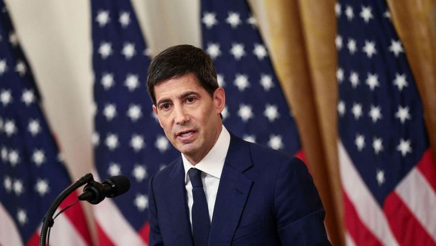 Ketua Federal Reserve yang baru, Kevin Warsh, menyampaikan pidato pada hari upacara pelantikannya, di Ruang Timur Gedung Putih di Washington, D.C., AS, 22 Mei 2026. (REUTERS/Evelyn Hockstein)