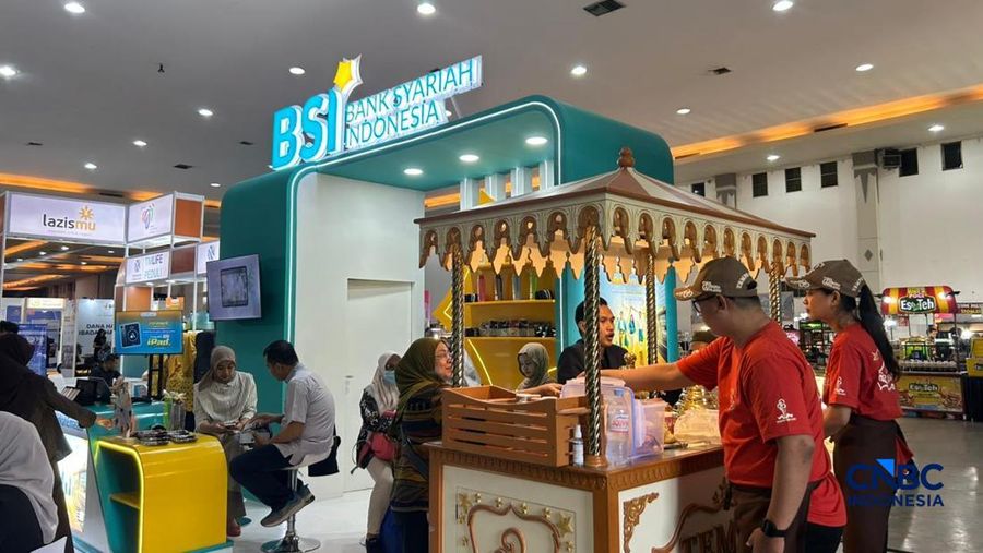 Perhelatan Jogja Financial Festival 2026 semakin meriah dengan hadirnya booth PT Bank Syariah Indonesia Tbk (BSI). Banyak peserta dari kalangan siswa-siswi SMA hingga masyarakat umum yang memadati booth tersebut, Sabtu (23/5/2026). (CNBC Indonesia/El