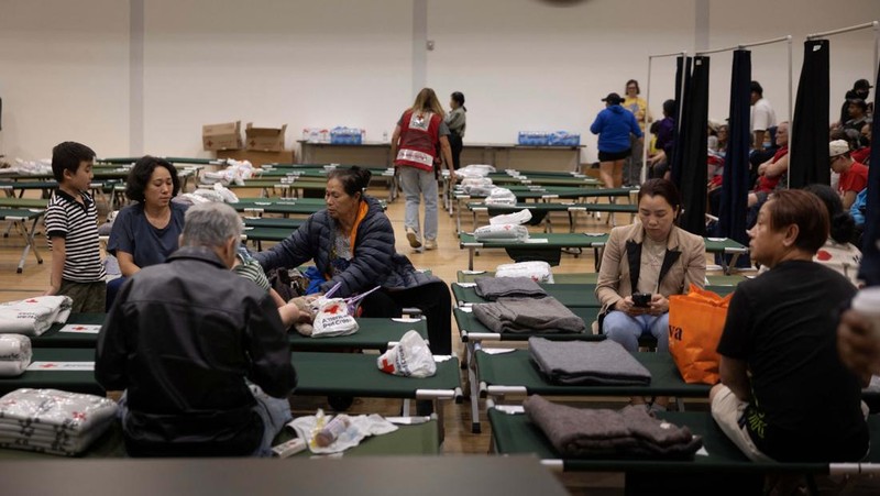 Puluhan ribu warga di California, Amerika Serikat, diimbau untuk mengungsi imbas kebocoran sebuah tangki kimia besar yang diduga akan meledak dan mengeluarkan asap beracun, Sabtu (23/5/2026). (REUTERS/Ed Ou)