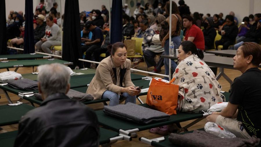 Puluhan ribu warga di California, Amerika Serikat, diimbau untuk mengungsi imbas kebocoran sebuah tangki kimia besar yang diduga akan meledak dan mengeluarkan asap beracun, Sabtu (23/5/2026). (REUTERS/Ed Ou)