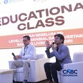 Suasana kelas 'Cuan Sebelum 25: Level Up Finansial dan Investasi Bareng Livin' by Mandiri' bersama VP Wealth Management Group Bank Mandiri, Pratomo Setiaji Kendarto dan AVP Retail Deposit Product & Solution Group Bank Mandiri Risdianto dalam acara Jo