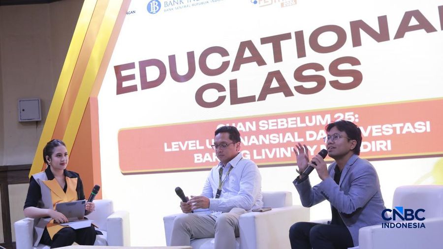 Suasana kelas 'Cuan Sebelum 25: Level Up Finansial dan Investasi Bareng Livin' by Mandiri' bersama VP Wealth Management Group Bank Mandiri, Pratomo Setiaji Kendarto dan AVP Retail Deposit Product & Solution Group Bank Mandiri Risdianto dalam acara Jo