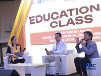 Suasana kelas 'Cuan Sebelum 25: Level Up Finansial dan Investasi Bareng Livin' by Mandiri' bersama VP Wealth Management Group Bank Mandiri, Pratomo Setiaji Kendarto dan AVP Retail Deposit Product & Solution Group Bank Mandiri Risdianto dalam acara Jo